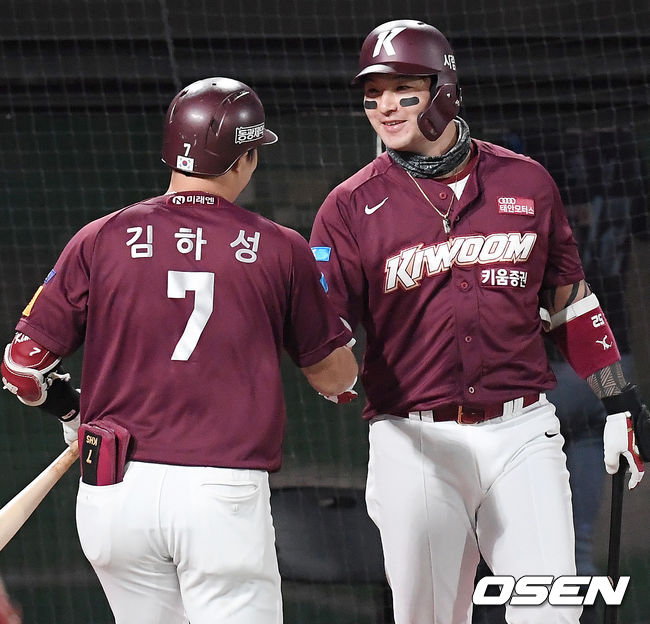 6회초 키움 선두타자 김하성이 좌월 솔로 홈런을 날린 후 덕아웃으로 들어가며 박병호와 하이파이브를 하고 있다./rumi@osen.co.kr