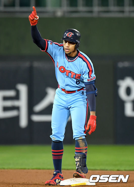 14일 오후 부산 사직야구장에서 ‘2020 신한은행 SOL KBO리그’ 롯데 자이언츠와 LG 트윈스의 경기가 열렸다.5회말 무사 1, 2루 롯데 마차도가 선취 1타점 적시타를 날린 뒤 세레모니를 하고 있다./ksl0919@osen.co.kr