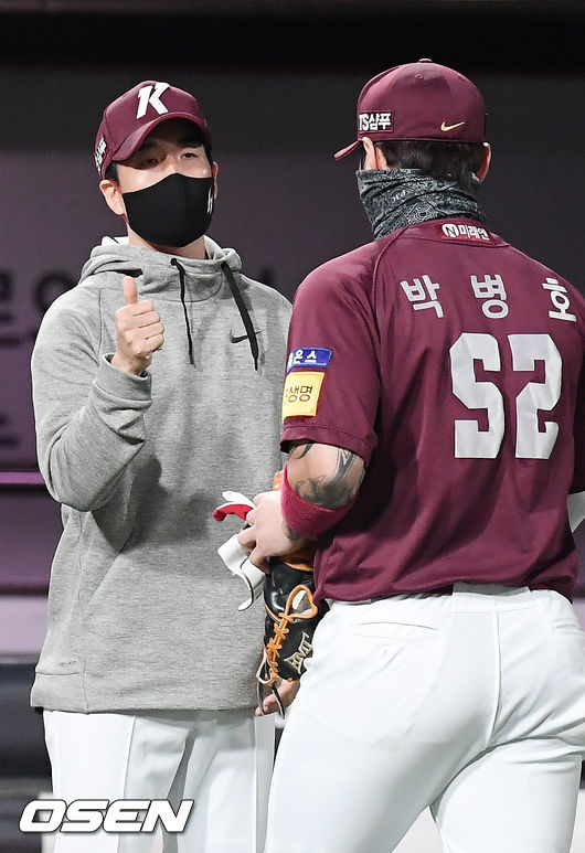 경기를 마치고 키움 김창현 감독대행이 박병호와 하이파이브를 하고 있다./rumi@osen.co.kr