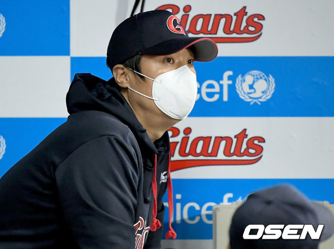 13일 오후 부산 사직야구장에서 ‘2020 신한은행 SOL KBO리그’ 롯데 자이언츠와 LG 트윈스의 경기가 열렸다.7회초 롯데 허문회 감독이 전광판을 바라보고 있다./ksl0919@osen.co.kr