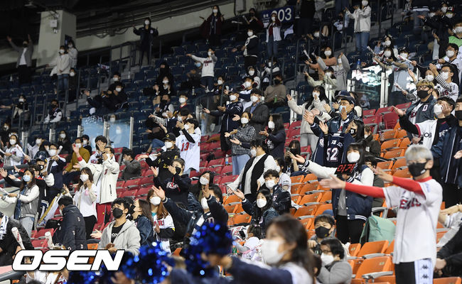 잠실야구장 찾은 팬들.