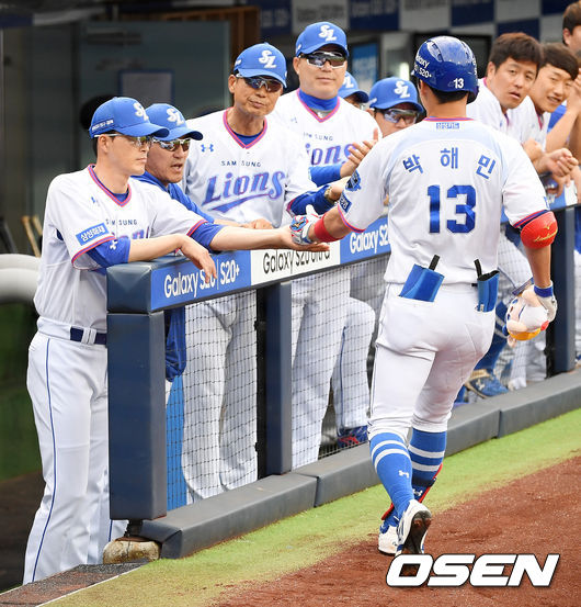 4일 오후 대구 삼성 라이온즈 파크에서 ‘2020 신한은행 SOL KBO리그’ 삼성 라이온즈와와 LG 트윈스의 경기가 열렸다.1회말 1사 삼성 박해민이 선취 솔로포를 날린 후 덕아웃에서 허삼영 감독과 하이파이브를 하고 있다./ rumi@osen.co.kr