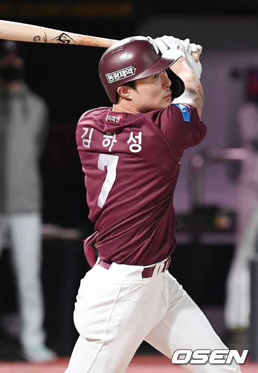 키움 김하성이 1타점 적시 2루타를 날리고 있다./rumi@osen.co.kr