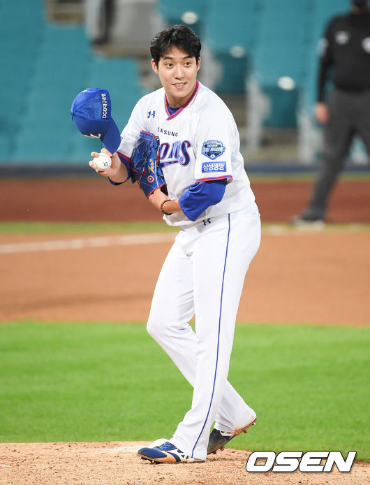 4회초 1사 삼성 원태인이 최진행에게 사사구를 던진후 사과하고 있다.  / soul1014@osen.co.kr