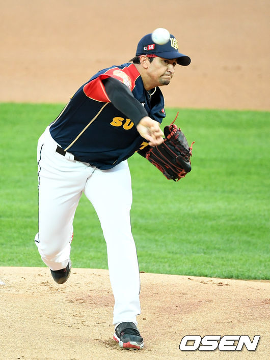 1회초 KT 쿠에바스가 역투하고 있다. /jpnews@osen.co.kr