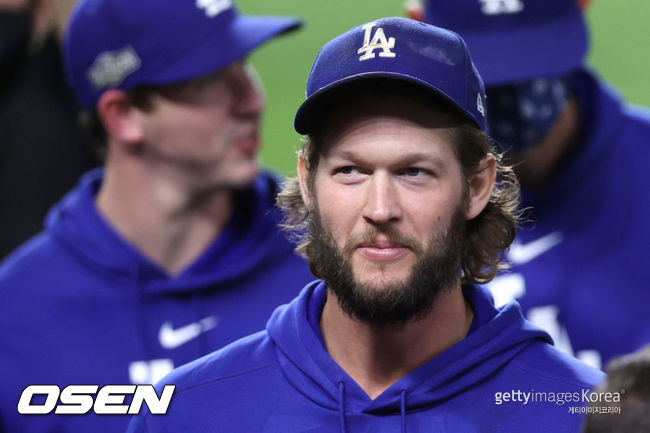 [사진] 3차전 다저스 승리 후 미소를 짓는 클레이튼 커쇼 /ⓒGettyimages(무단전재 및 재배포 금지)