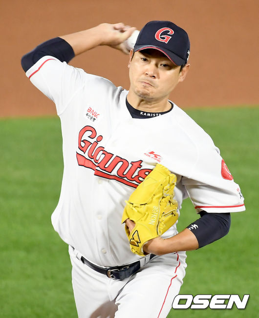 8일 오후 부산 사직야구장에서 ‘2020 신한은행 SOL KBO리그’ 롯데 자이언츠와 KT 위즈의 경기가 열렸다.1회초 롯데 선발 노경은이 마운드에 올라 힘차게 공을 뿌리고 있다./ksl0919@osen.co.kr