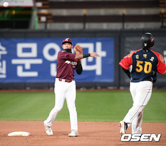 14일 오후 수원 KT위즈파크에서 '2020 신한은행 SOL KBO리그' KT 위즈와 키움 히어로즈의 경기가 열렸다.4회말 무사 주자 1루 KT 문상철의 3루수 앞 병살타때 키움 2루수 러셀이 2루에서 KT 강백호를 포스아웃 시킨 후 1루로 송구하고 있다./rumi@osen.co.kr