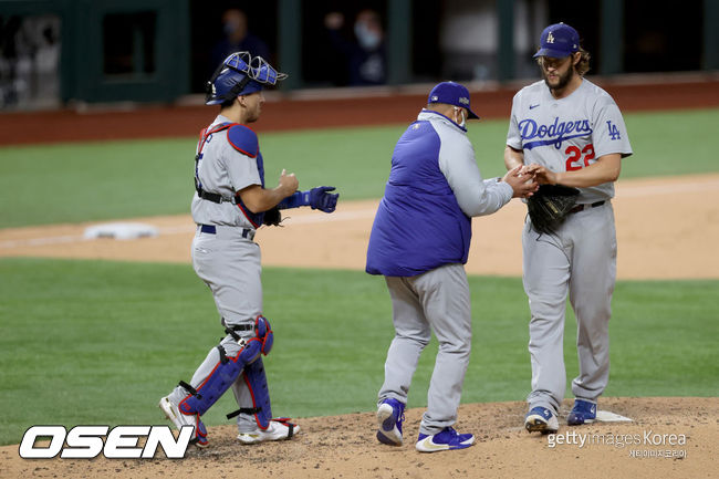 [사진] 데이브 로버츠 다저스 감독이 클레이튼 커쇼(오른쪽)에게 공을 건네받고 있다. /ⓒGettyimages(무단전재 및 재배포 금지)