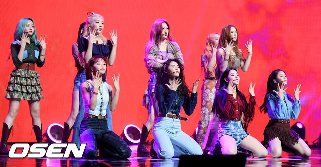13일 오후 서울 용산구 블루스퀘어에서 그룹 이달의 소녀(희진, 현진, 하슬, 여진, 비비, 김립, 진솔, 최리, 이브, 츄, 고원, 올리비아 혜)의 새 미니앨범 '미드나잇'(12:00) 발매 기념 쇼케이스가 열렸다.그룹 이달의소녀가 멋진 무대를 선보이고 있다. /cej@osen.co.kr