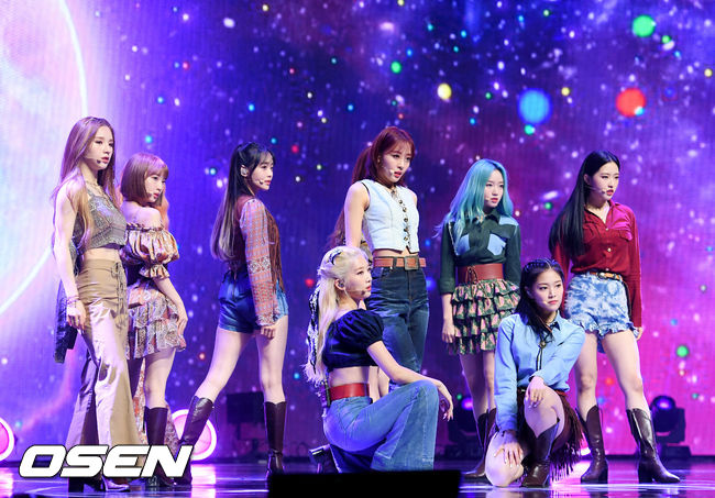 13일 오후 서울 용산구 블루스퀘어에서 그룹 이달의 소녀(희진, 현진, 하슬, 여진, 비비, 김립, 진솔, 최리, 이브, 츄, 고원, 올리비아 혜)의 새 미니앨범 '미드나잇'(12:00) 발매 기념 쇼케이스가 열렸다.그룹 이달의소녀가 멋진 무대를 선보이고 있다. /cej@osen.co.kr
