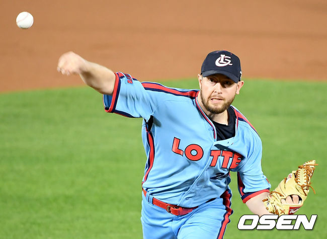 1회초 롯데 선발 샘슨이 마운드에 올라 힘차게 공을 뿌리고 있다./ksl0919@osen.co.kr