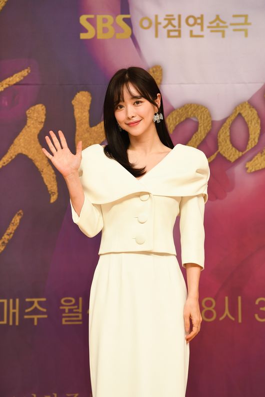[사진=SBS 제공] 배우 홍수아가 '불새2020' 제작발표회에서 세상을 떠난 선배 연기자 이은주의 역할을 리메이크하는 소감을 밝혔다. 