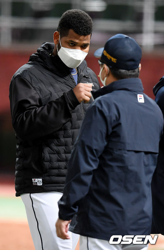 두산은 8일 인천 SK행복드림구장에서 열린 SK와의 경기에서 10-0으로 승리했다. 승리를 거둔 두산 알칸타라가 김태형 감독과 세레머니를 하고 있다. /youngrae@osen.co.kr