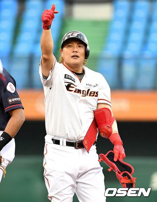 한화 김태균이 선제 1타점 2루타를 날린 뒤 더그아웃을 향해 세리머니를 하고 있다. / dreamer@osen.co.kr