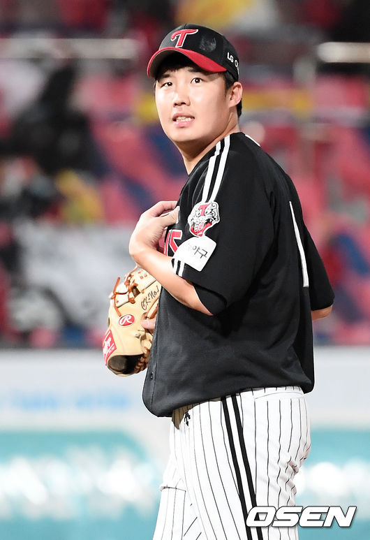 20일 오후 수원 KT위즈파크에서 '2020 신한은행 SOL KBO리그' KT 위즈와 LG 트윈스의 경기가 열렸다.6회말 2사 주자 1,2루 KT 배정대 타석에서 LG 선발 임찬규가 마운드를 내려가고 있다. /rumi@osen.co.kr