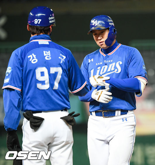 삼성 선두타자 김동엽이 안타를 날리고 강명구 1루 코치와 하이파이브를 하고 있다 /  soul1014@osen.co.kr