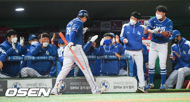 2회초 삼성 선두타자 김동엽이 솔로홈런을 날린뒤 동료들과 하이파이브를 하고 있다 /  soul1014@osen.co.kr