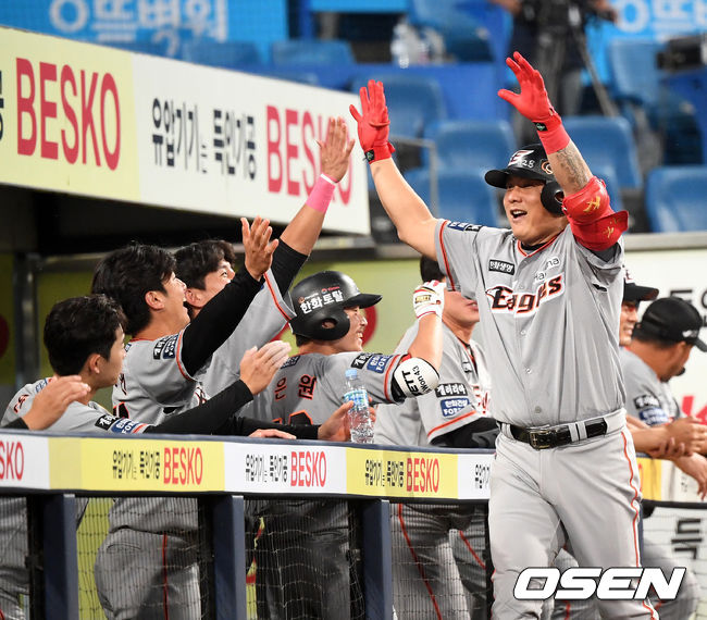 6회초 무사에서 한화 김태균이 동점 솔로포를 날리고 동료선수들과 기뻐하고 있다. /jpnews@osen.co.kr