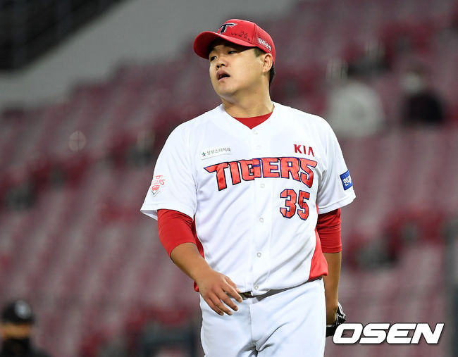 20일 오후 광주-기아 챔피언스필드에서 '2020 신한은행 SOL KBO리그' KIA 타이거즈와 NC 다이노스의 경기가 열렸다. 2회초 2사 KIA 장현식이 NC 나성범에게 2루타를 허용한 뒤 아쉬워하고 있다. /youngrae@osen.co.kr