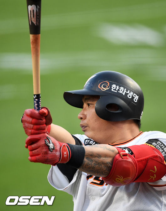 한화 김태균이 대기 타석에서 몸을 풀고 있다. /jpnews@osen.co.kr