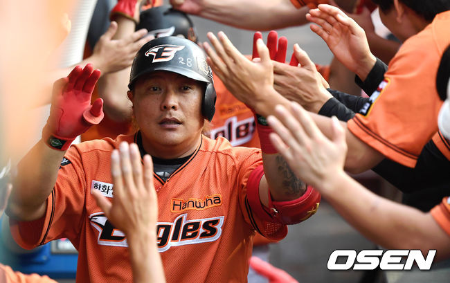 한화 김태균이 동점 투런홈런을 때려낸 뒤 동료들과 기뻐하고 있다. /youngrae@osen.co.kr