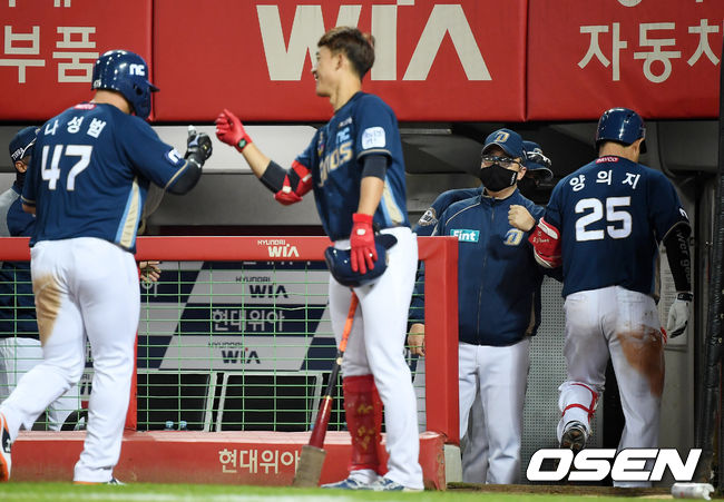 20일 오후 광주-기아 챔피언스필드에서 '2020 신한은행 SOL KBO리그' KIA 타이거즈와 NC 다이노스의 경기가 열렸다.2회초 2사 2루 NC 이동욱 감독이 투런 홈런을 때린 양의지와 기뻐하고 있다. /youngrae@osen.co.kr