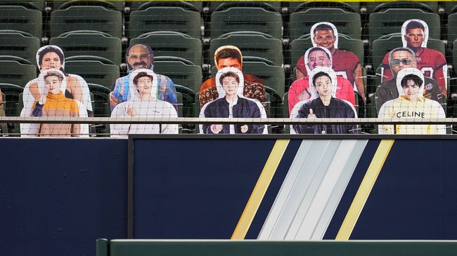 [사진] 글로브 라이프 필드에 세워진 방탄소년단 입간판 / CUT4 트위터 캡쳐