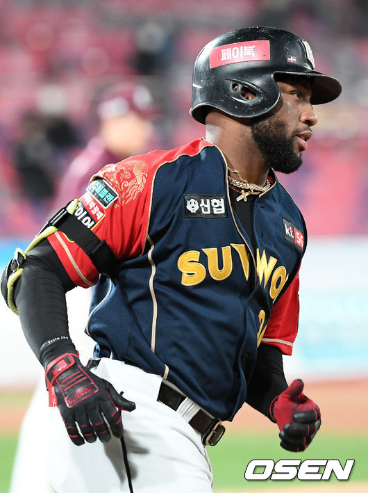 1회말 1사 주자 1루 KT 로하스가 우월 역전 투런 홈런을 날린 후 그라운드를 돌고 있다./rumi@osen.co.kr