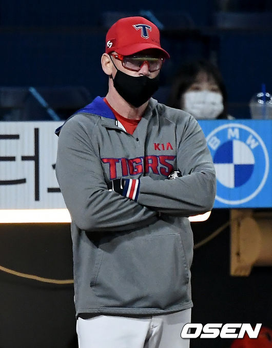 15일 창원NC파크에서 ‘2020 신한은행 SOL KBO리그’ NC 다이노스와 KIA 타이거즈의 경기가 열렸다. 9회말 무사 KIA 윌리엄스 감독이 그라운드를 바라보고 있다./ksl0919@osen.co.kr