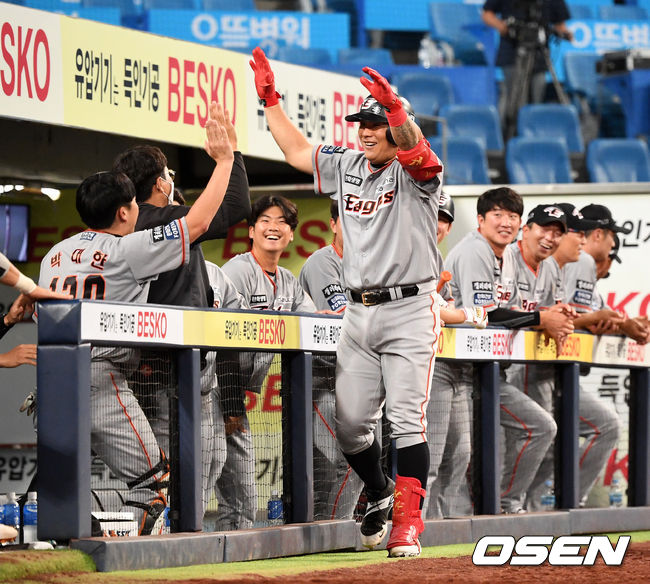 한화 김태균이 동점 솔로포를 날리고 동료선수들과 기뻐하고 있다. /jpnews@osen.co.kr