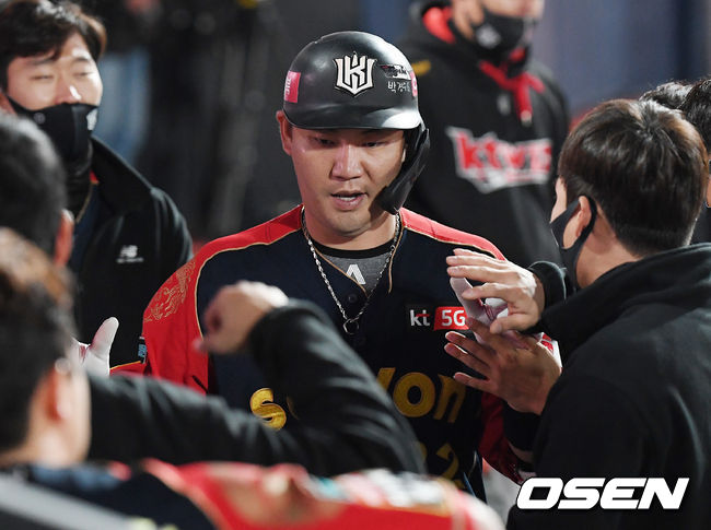 2회말 KT 선두타자 장성우가 중월 솔로홈런을 날린 후 덕아웃에서 동료들과 하이파이브를 하고 있다./rumi@osen.co.kr