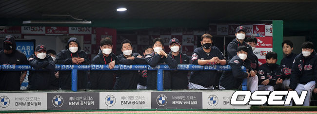 9회초 롯데 더그아웃 선수들이 그라운드를 바라보고 있다. / dreamer@osen.co.kr