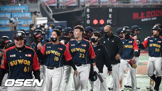 경기를 마치고 KT 선수들이 코치진과 하이파이브를 하고 있다./rumi@osen.co.kr