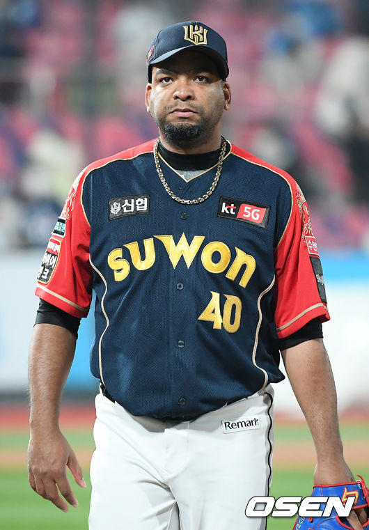 6회초를 마친 KT 선발 데스파이네가 덕아웃으로 들어가고 있다./rumi@osen.co.kr