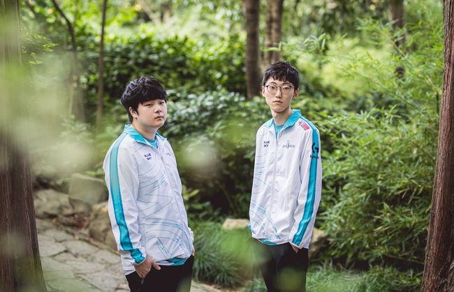 '캐니언' 김건부(왼쪽)와 '너구리' 장하권. /라이엇 게임즈 플리커.