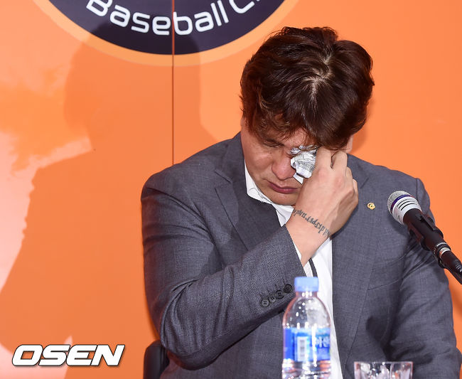 김태균이 기자회견중 눈물을 흘리고 있다./rumi@osen.co.kr