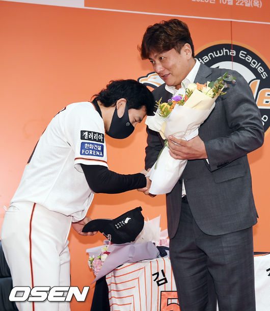 김태균이 한화 주장 이용규에게 꽃다발을 받고 있다./rumi@osen.co.kr