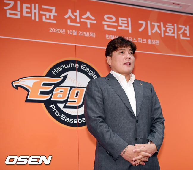 김태균이 기자회견에 앞서 포토타임을 갖고 있다./rumi@osen.co.kr