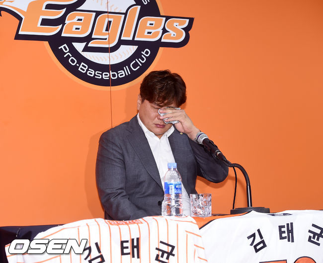 김태균이 기자회견중 눈물을 흘리고 있다./rumi@osen.co.kr