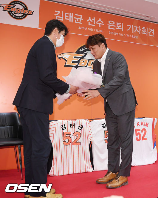 김태균이 정민철 단장에게 꽃다발을 받고 있다./rumi@osen.co.kr