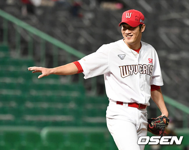 6회초 무사 선두타자로 나선 롯데 이대호를 내야 땅볼로 이끈 SK 선발 박종훈이 포수 이재원에게 사인을 보내며 미소짓고 있다. / dreamer@osen.co.kr