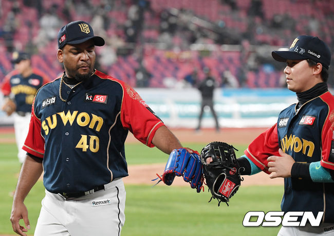 KT 위즈 외국인 투수 데스파이네(왼쪽).