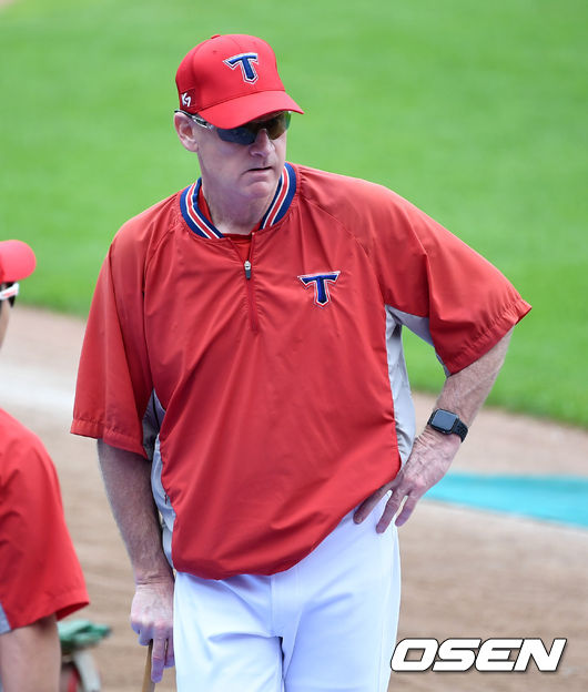 KIA 윌리엄스 감독이 훈련 중인 선수들을 바라보고 있다./sunday@osen.co.kr