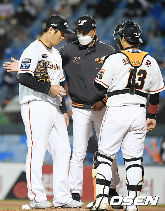 한화 장민재가 마운드 위에서 송진우 코치의 격려를 받고 있다./rumi@osen.co.kr
