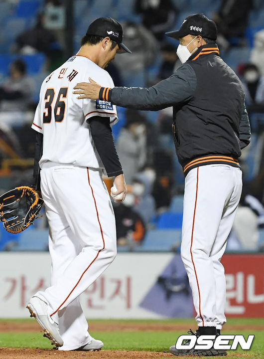 4회초 무사 주자 2루 KIA 최원준 타석에서 한화 선발 장민재가 강판당하고 있다./rumi@osen.co.kr