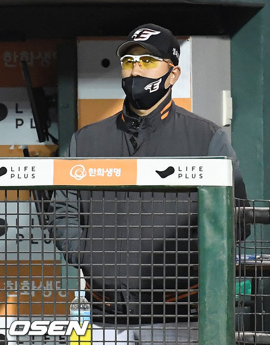 4회초 한화 최원호 감독대행이 덕아웃에서 경기를 주시하고 있다./rumi@osen.co.kr