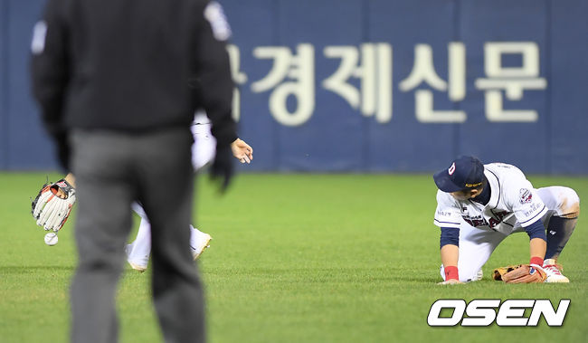 6회초 KT 선두타자 유한준의 외야 플라이 때 두산 우익수 조수행이 포구실책을 범하고 있다. 두산 2루수는 최주환. /cej@osen.co.kr