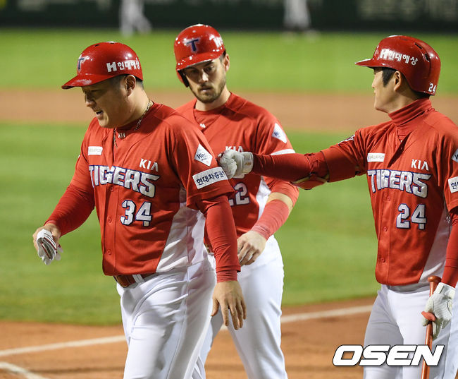 KIA 나지완의 우중간 선취 2타점 적시타때 홈을 밟은 최형우가 터커가 김민식에게 축하를 받고 있다./rumi@osen.co.kr