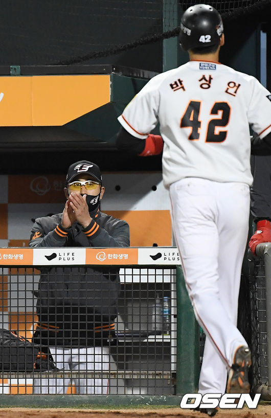 8회말 2사 주자 3루 한화 최진행의 좌익수 앞 1타점 적시타때 홈을 밟은 박상언이 덕아웃으로 들어가며 최원호 감독 대행에게 축하를 받고 있다./rumi@osen.co.kr